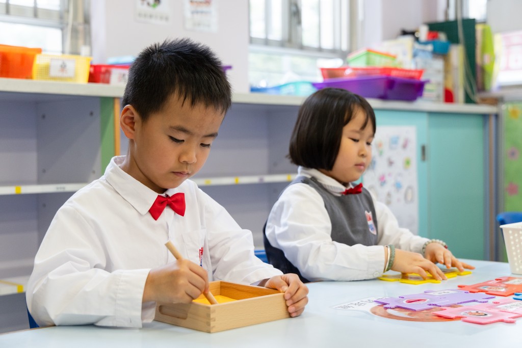 （左）利用沙盤作寫字練習，便能習慣「在格子中寫字」；（右）將字與圖作配對，也是高效認字方法。（圖：李沃濤）