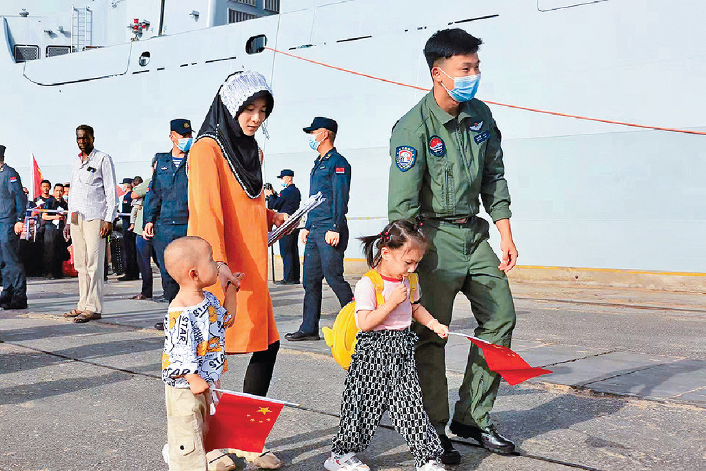 中國27日派出海軍艦艇協助撤僑，首批678人抵達沙阿拉伯的地吉達港。