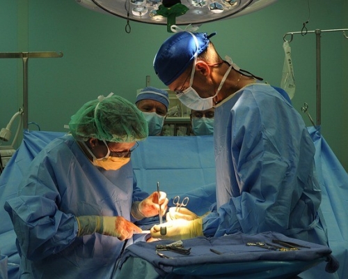 遼寧大連市一名32歲少婦，在美容醫院接受隆胸手術期間猝死。示意圖