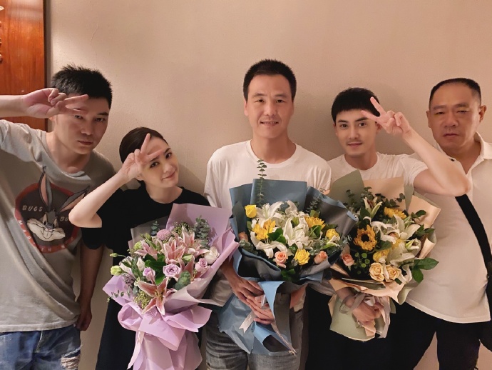 阿嬌跟劇組慶祝煞科。