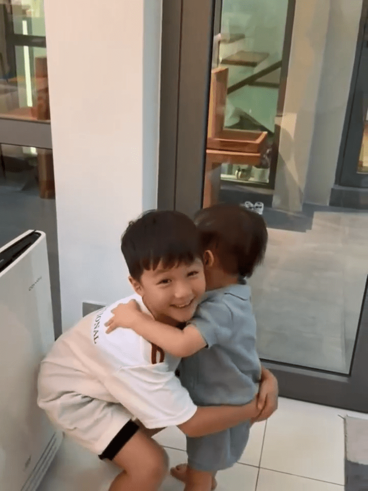 黃翠如寫道:「他最愛的人,他的哥哥(契哥)。有幾次哈哈發脾氣,哥哥說『哈哈只是眼瞓了』」,足見兄弟情深。 黃翠如寫道:「他最愛的人,他的哥哥(契哥)。有幾次哈哈發脾氣,哥哥說『哈哈只是眼瞓了』」,足見兄弟情深。