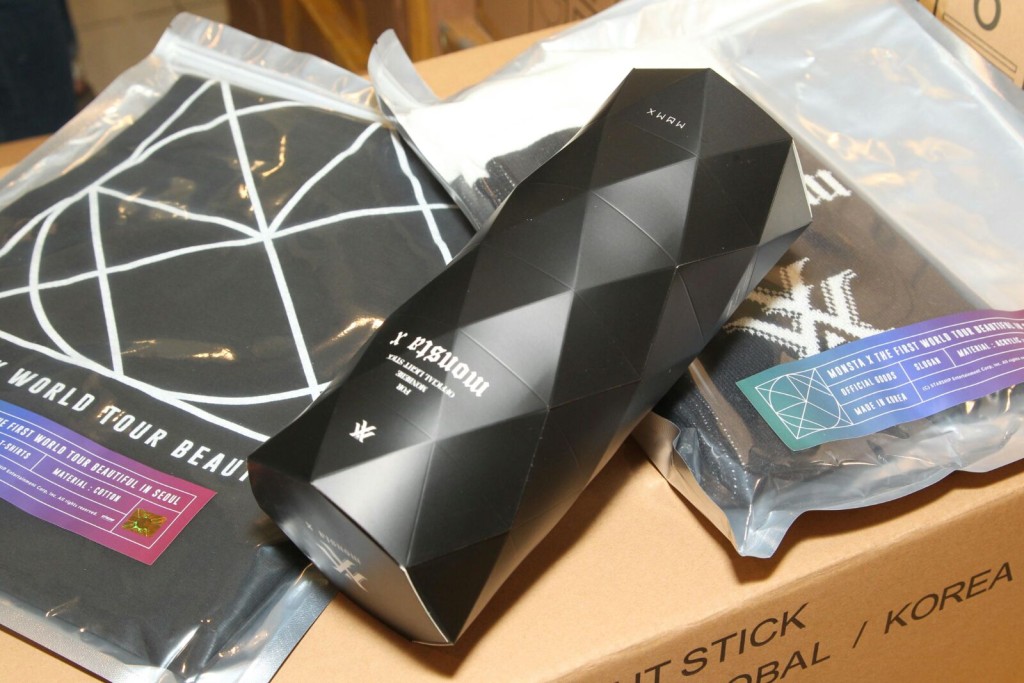 有閃燈、毛巾和頸巾3款。