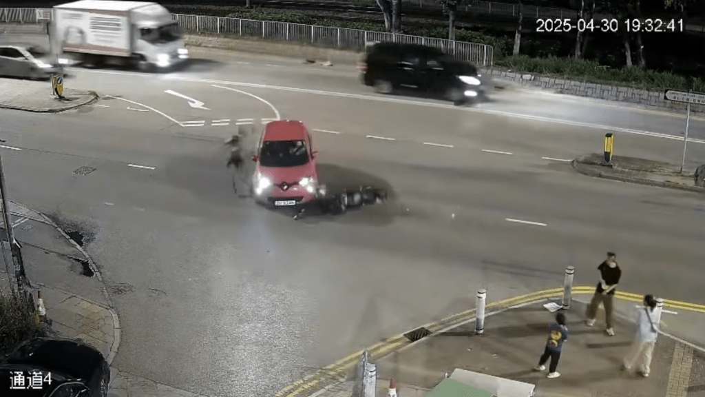 車禍一刻,鐵騎士整個人籨座位拋起來,在的士車頭冚上打了一個筋斗後落地。 車禍一刻,鐵騎士整個人籨座位拋起來,在的士車頭冚上打了一個筋斗後落地。