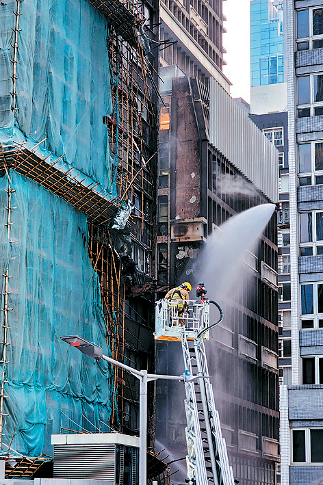 中環華懋大廈今年10月18日發生3級火後，屋宇署曾發信再次提醒業界棚網須達到阻燃要求。