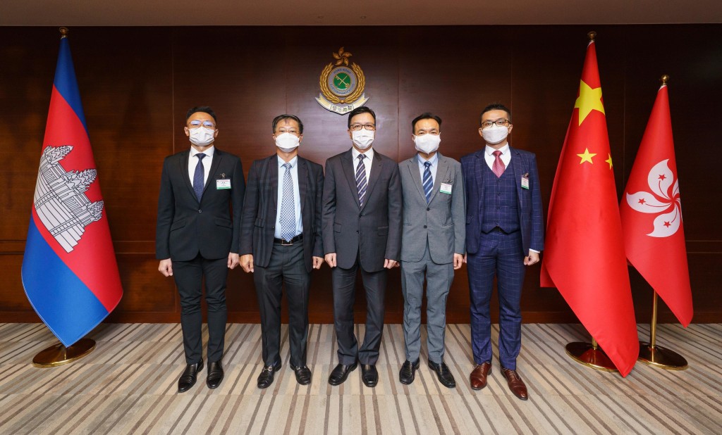 香港海關副關長（管理及策略發展）黎流栢（中）與柬埔寨海關副關長Se Sokhorn（左二）2月13日在香港海關總部大樓進行雙邊會議。