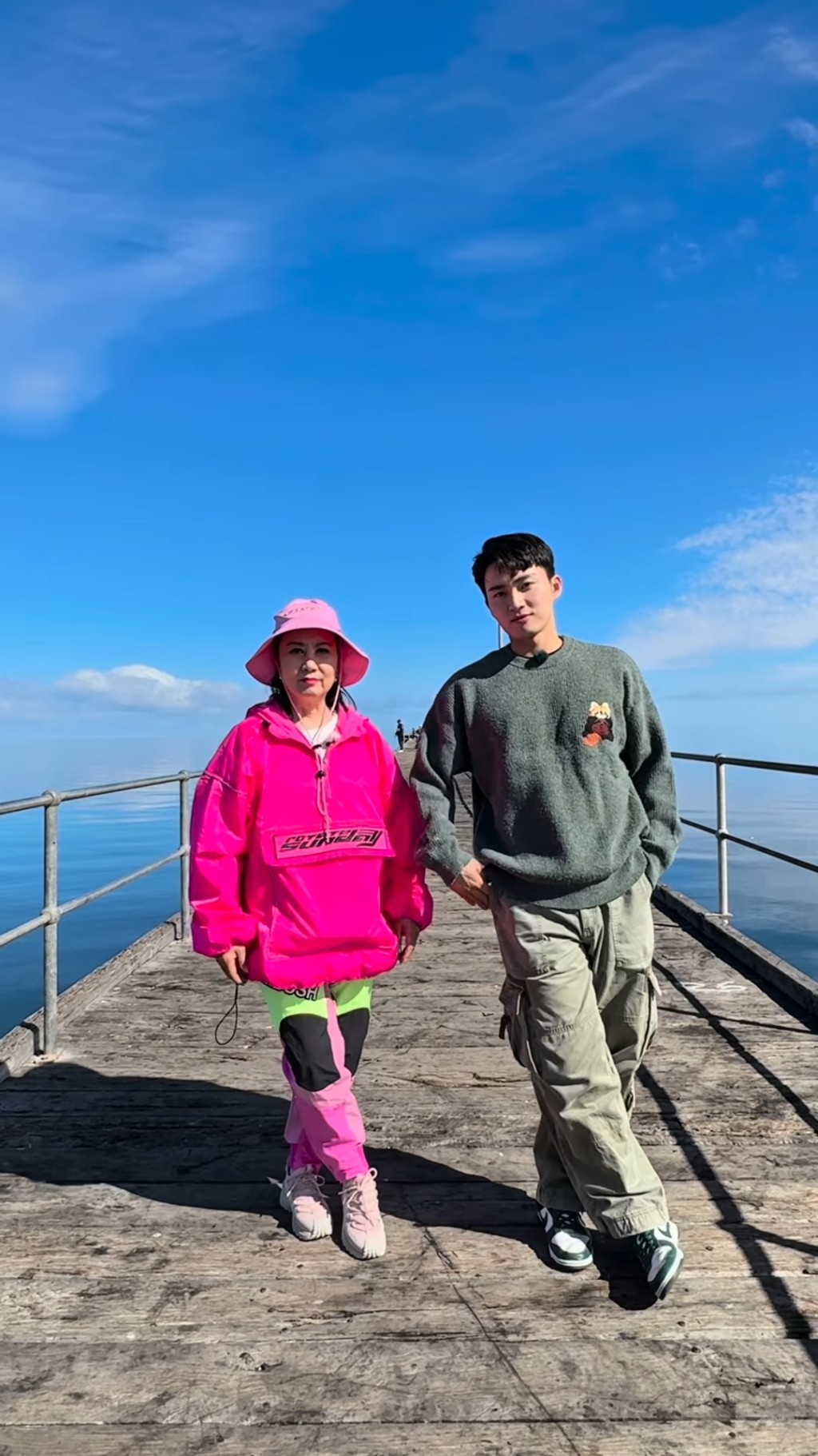 周嘉洛曾一晚內先後出現在《愛回家之開心速遞》、《正義女神》與及綜藝《試真D》三個節目中,被網民封為「霸屏男神」。 周嘉洛曾一晚內先後出現在《愛回家之開心速遞》、《正義女神》與及綜藝《試真D》三個節目中,被網民封為「霸屏男神」。