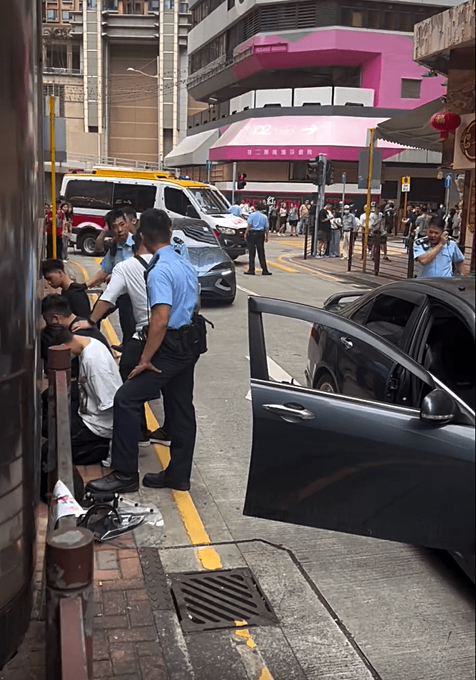 三名男子被警员押住跪向墙壁。fb：车cam L（香港群组）