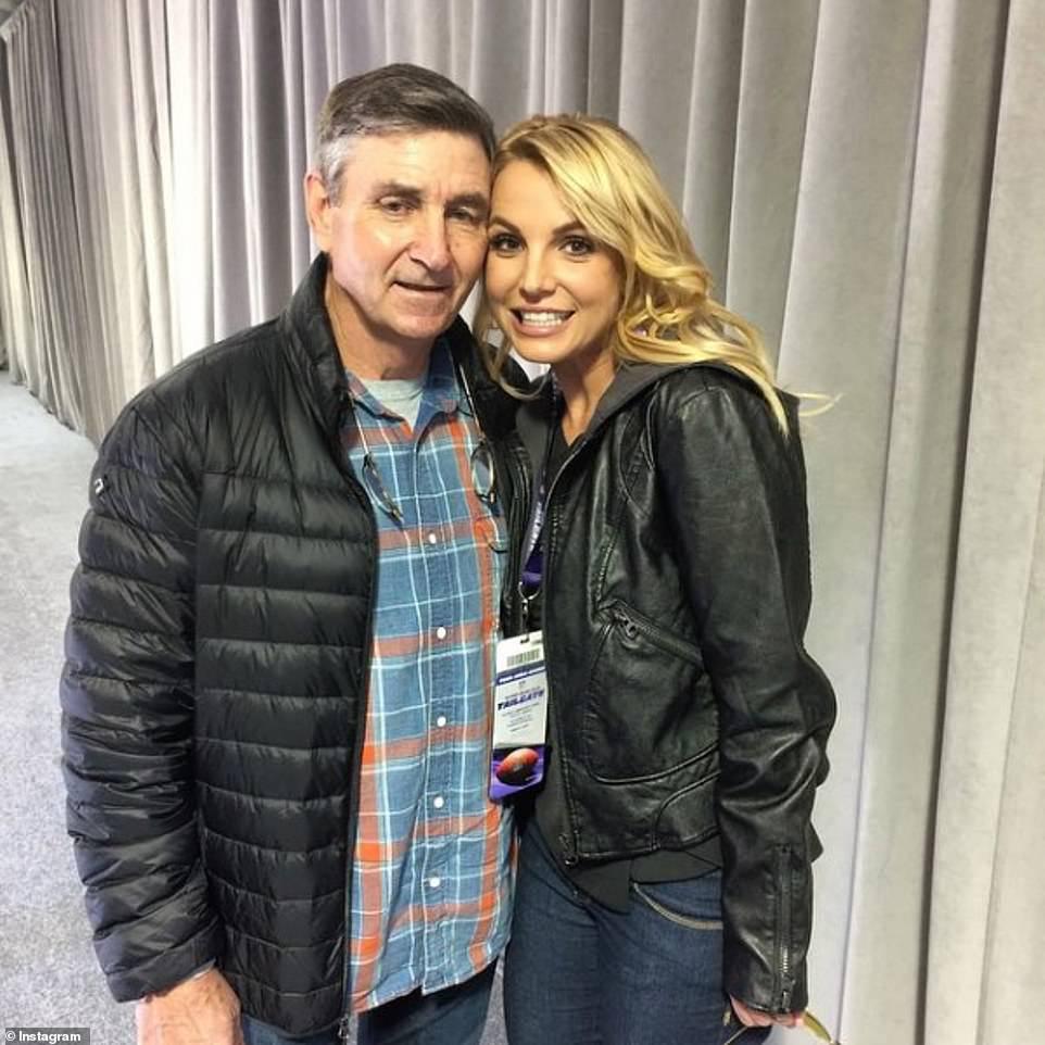 Britney入稟要求刪除父親Jamie Spears(左)成為監護人之一的案件今日繼續審訊。