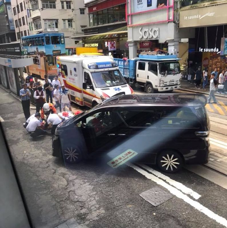 意外後七人車橫亙在電車路軌上。圖:網民Ka Hong Lam‎香港突發事故報料區