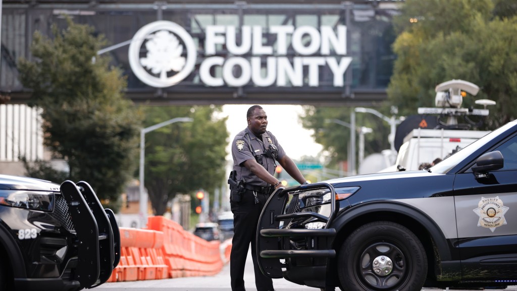 8月14日，警员在富尔顿县法庭外站岗。 美联社