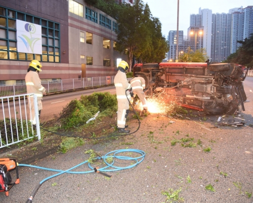 一輛的士於屯門撞鐵欄翻側,司機失蹤並致電車行代報警。