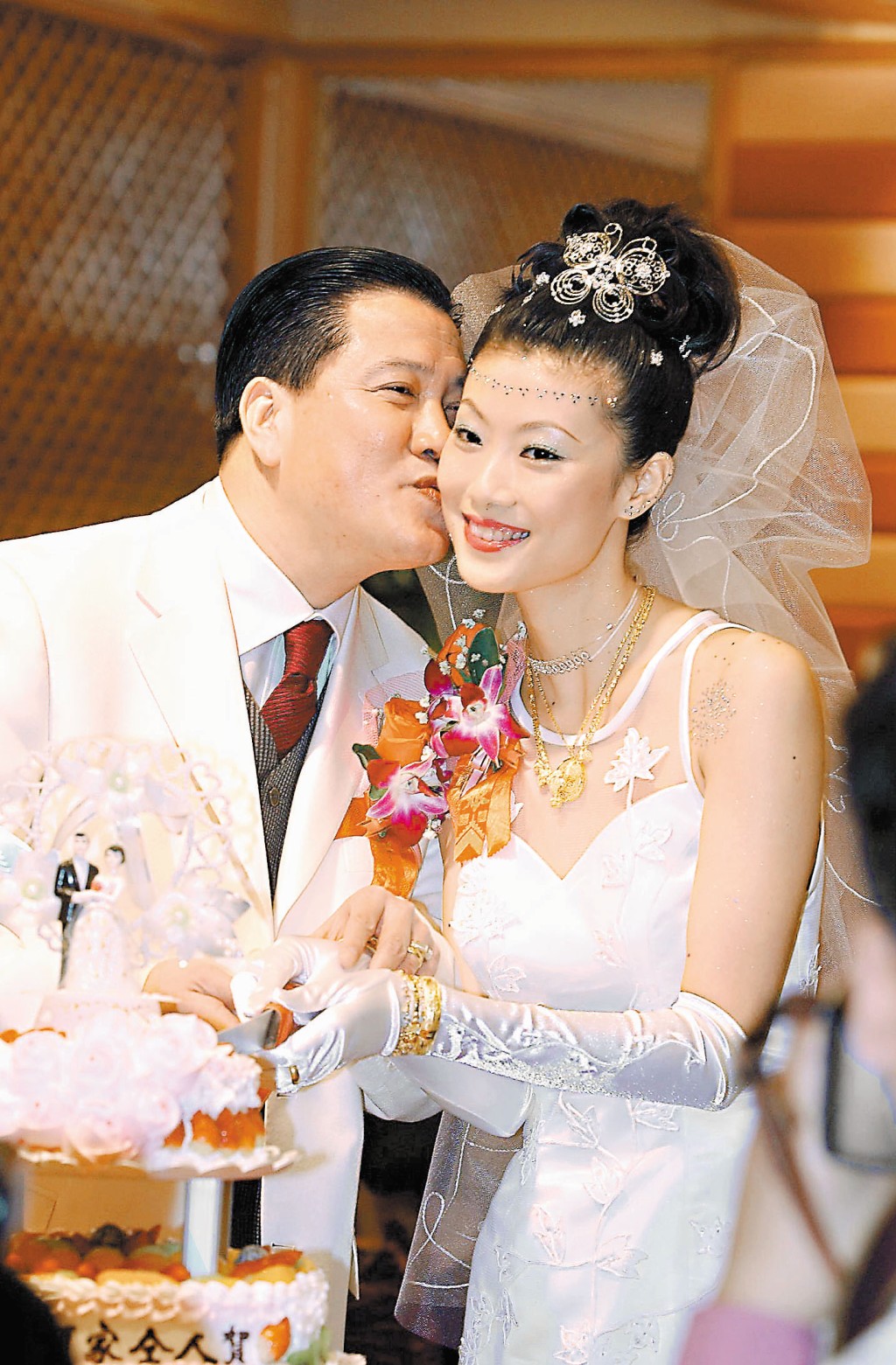 万梓良和郭明黎在广州举行婚宴。　