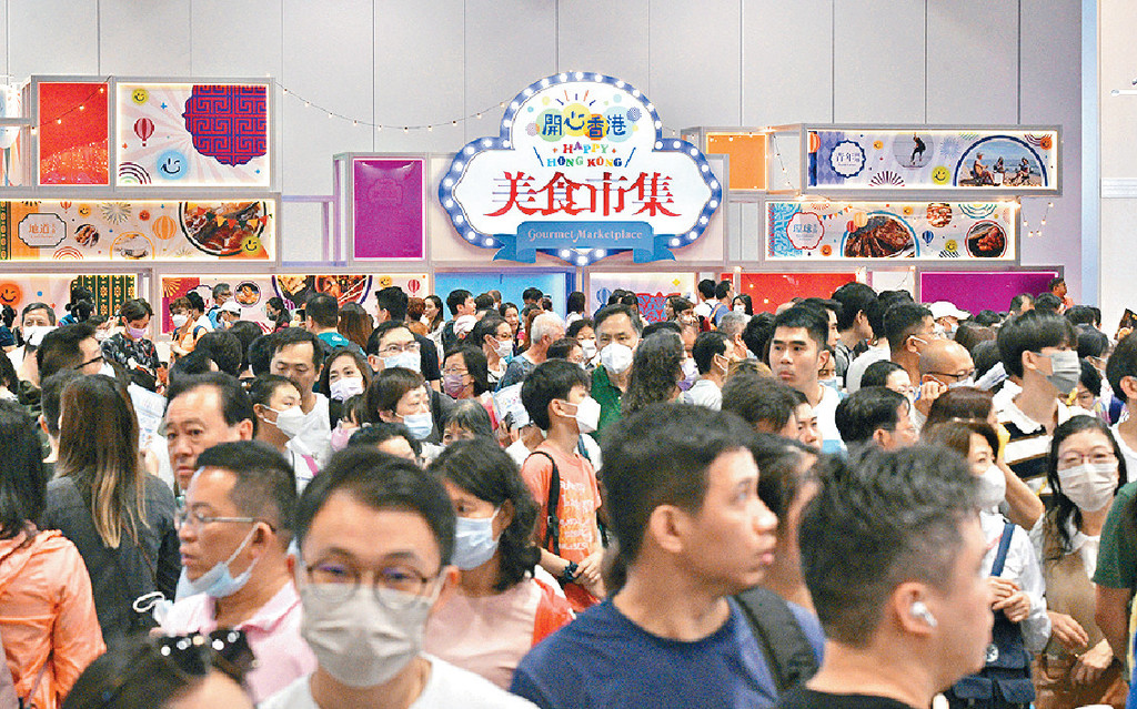 ■由特區政府牽頭的「開心香港」活動共有21項活動，當中包括於灣仔會議展覽中心舉行的美食市集。
