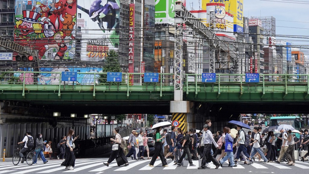 日本在留、永住申請費大幅加價。 路透社