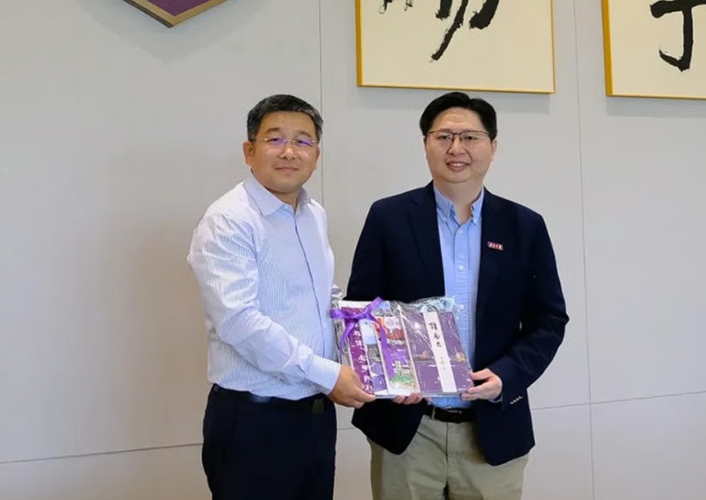 陳偉強(右)有癌症晶片先驅之稱。 南京大學蘇州校區 陳偉強(右)有癌症晶片先驅之稱。 南京大學蘇州校區