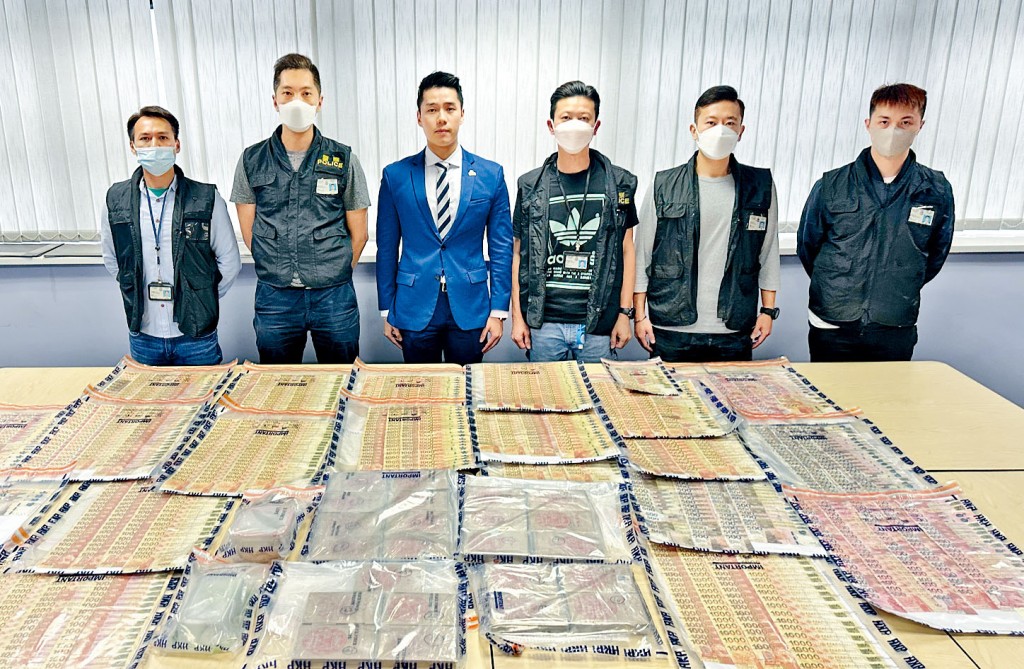 將軍澳警區特別職務隊主管胡兆煒督察(左三)講述案件及展示證物。