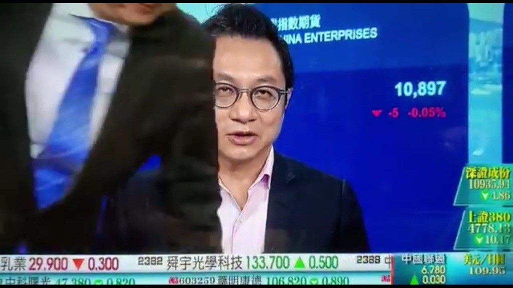 財經台直播節目,蔡康年突然入鏡。 TVB片段截圖