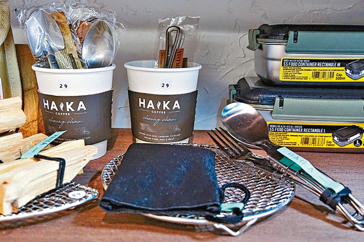 長洲太平清醮2023｜Haika Coffee亦與本地廠商合作生產一系列Haika品牌商品，包括Tee、帽、輕裝防水背囊、露營杯及餐具等。
