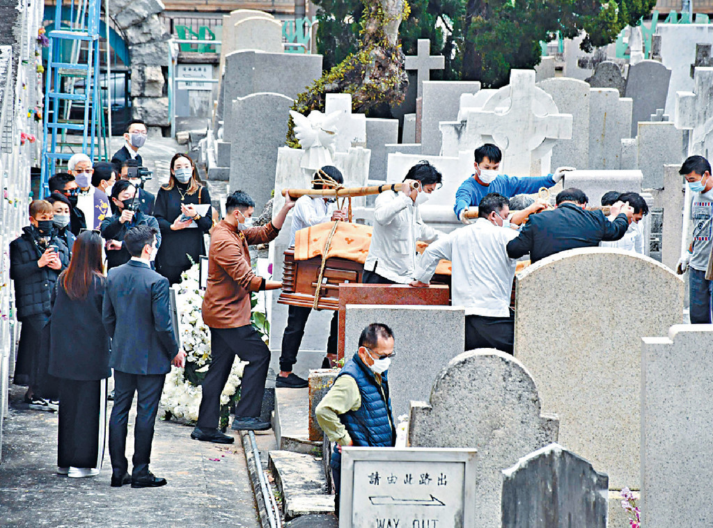 ■利孝和夫人靈柩,運送到跑馬地天主教墳場。 ■利孝和夫人靈柩,運送到跑馬地天主教墳場。