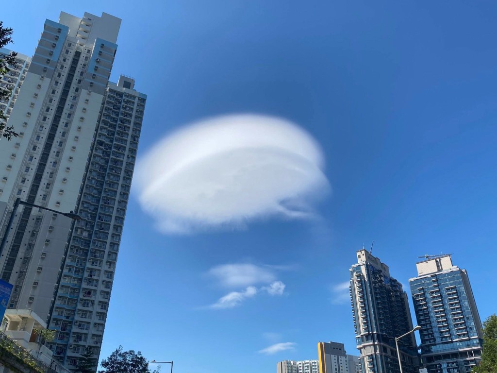 fb「香港天文台 HKO」截圖 （攝：Mark Tang、FU Ching Tak  / 2025年10月25日 / 九龍灣、中環/ #CWOS）#社區天氣觀測計劃 #度天賞雲 #Lenticularis」)