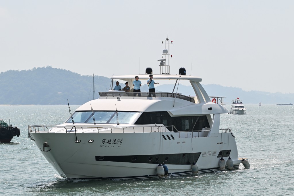 首批共5艘內地遊艇於中午陸續抵達位於愉景灣的大嶼山遊艇會。