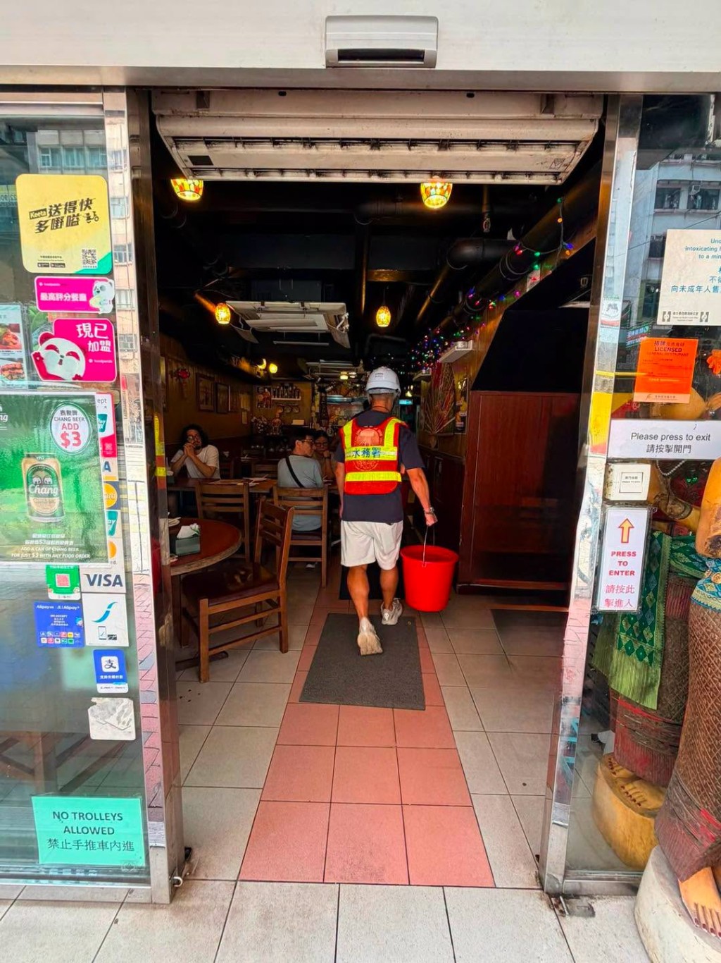 水務署在受影響大廈及商戶附近放置水車及水箱提供臨時食水。fb「滴惜仔」圖片