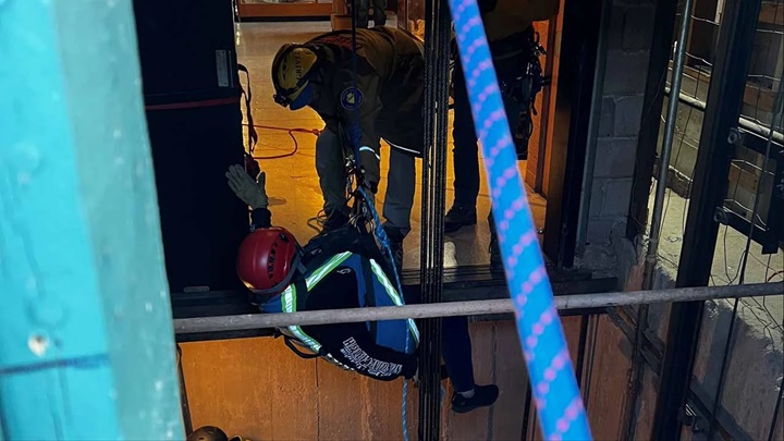 消防员以绳将被困的游客逐吊出。网上图片