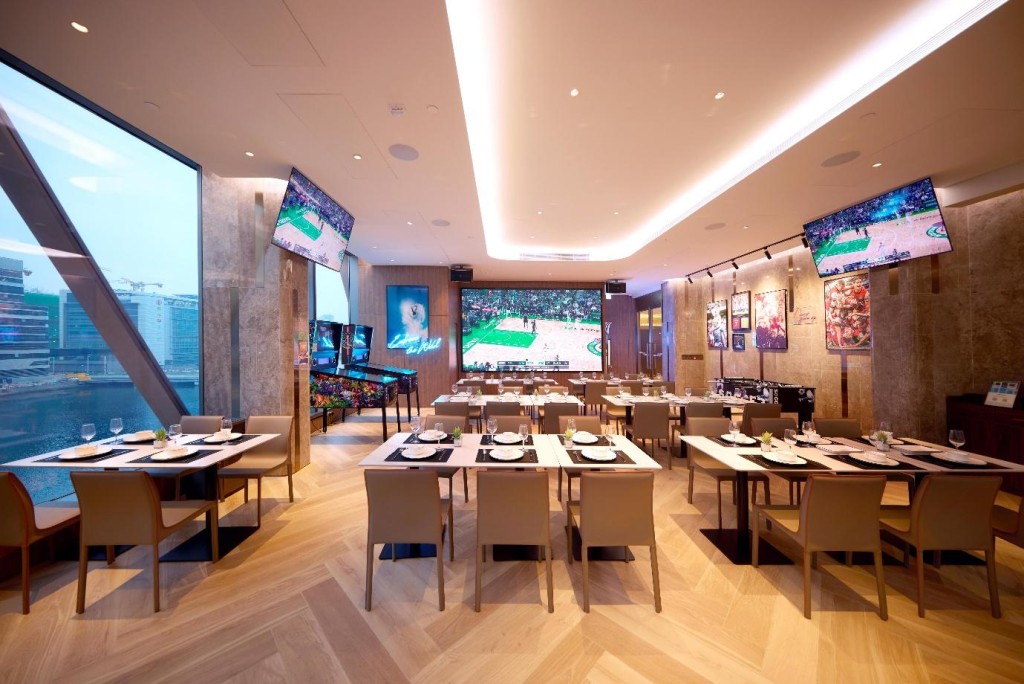 場內配置約4.3米乘2.3米的大型LED Wall,讓住戶可邊享用美食,邊觀看直播賽事。 場內配置約4.3米乘2.3米的大型LED Wall,讓住戶可邊享用美食,邊觀看直播賽事。