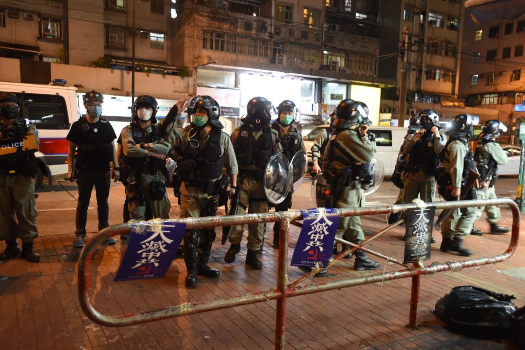大批警員在元朗一帶巡邏戒備