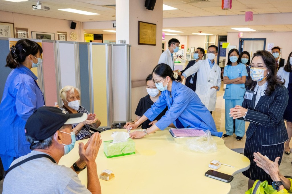 港島東醫院聯網醫護人員向病友送上「軟月餅」。政府新聞處圖片