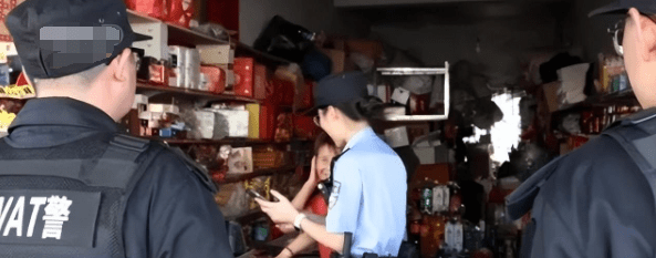 警方在事發地附近了解情況。央視新聞 警方在事發地附近了解情況。央視新聞