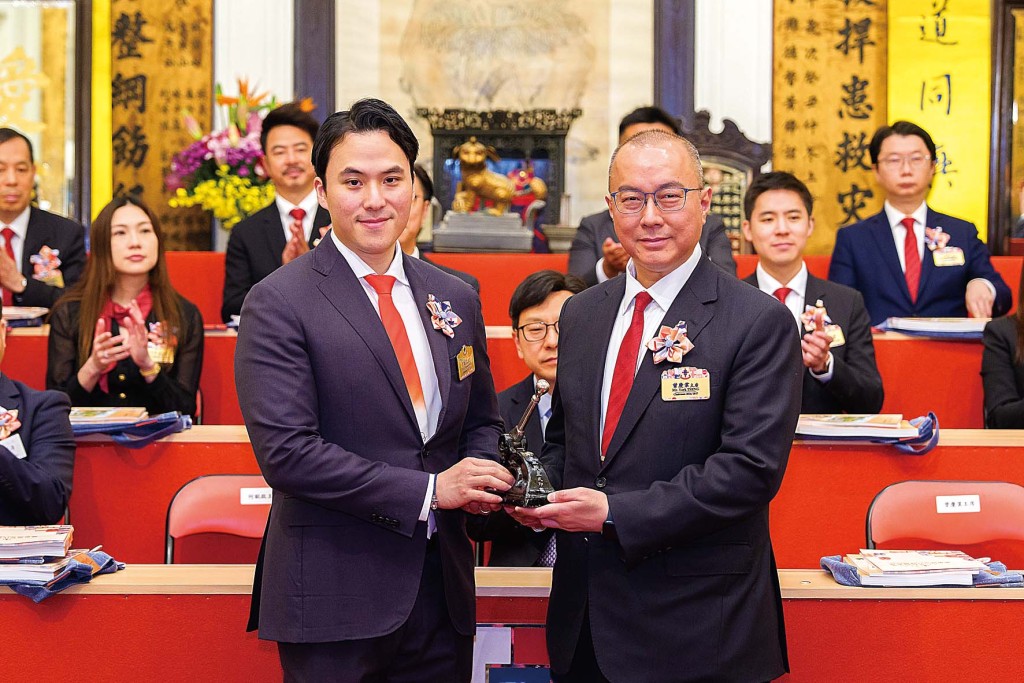 東華三院乙巳年董事局主席何猷啟先生（左）移交契據及印信予丙午年董事局主席曾慶業先生（右）。