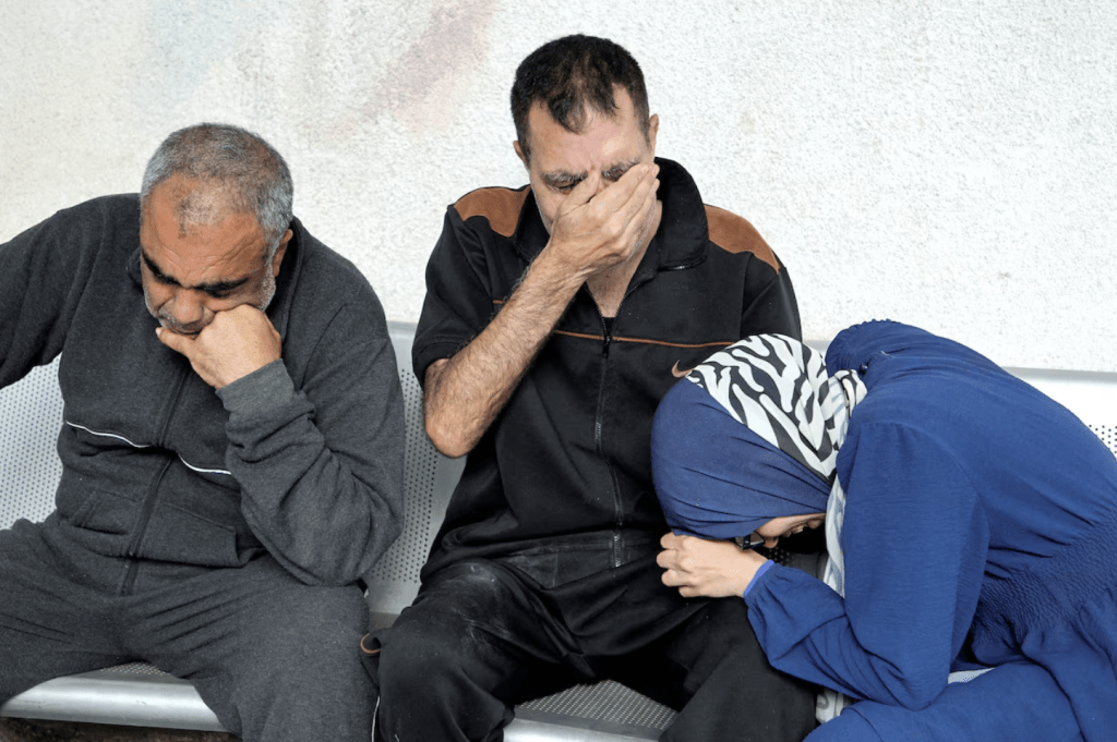 2024 年 5 月 5 日，在拉法的 Abu Yousef al-Najjar 医院内，巴勒斯坦民众为在以色列袭击中丧生的亲人痛哭。路透社