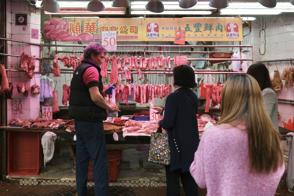 市民在肉檔選購食材。