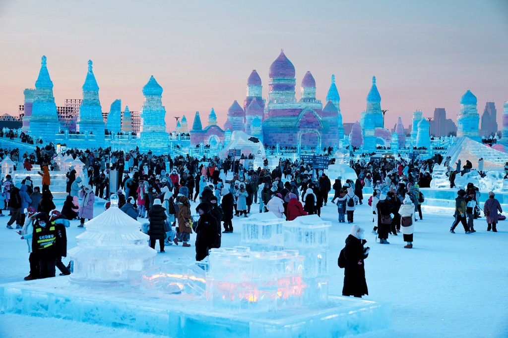 元旦假期,遊客湧入哈爾濱冰雪大世界。