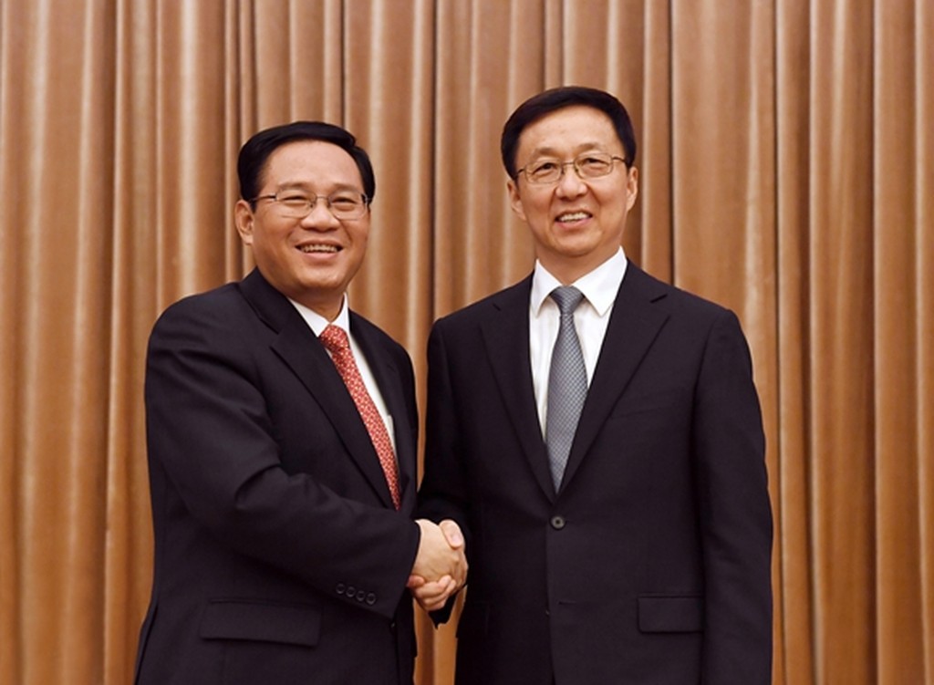 2017年10月，刚擢升中央政治局委员的江苏原省委书记李强（左）接替韩正担任上海市委书记，在上海市领导干部会议上交接。网图