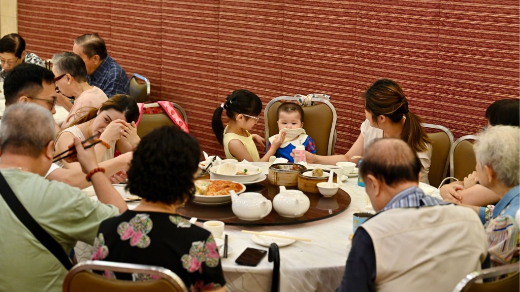 有子女与父亲庆祝，亦有3代同堂一起吃饭，乐也融融。