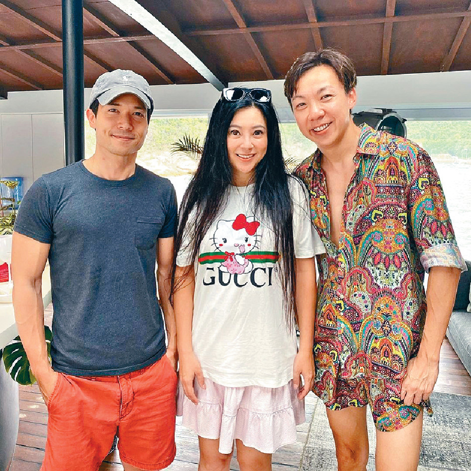 ■傅明憲及麥大力上船為鄭紹康(右)慶生。