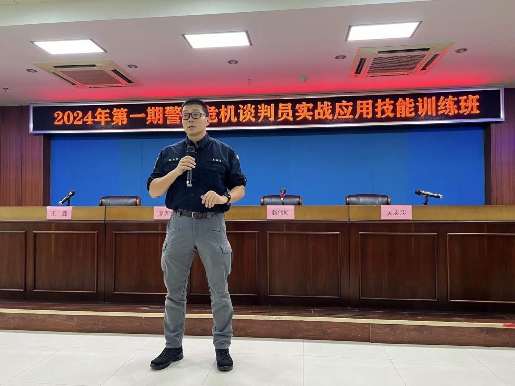 吳志忠任職警察談判組副主管,曾代表警方與內地公安部門交流。 吳志忠任職警察談判組副主管,曾代表警方與內地公安部門交流。