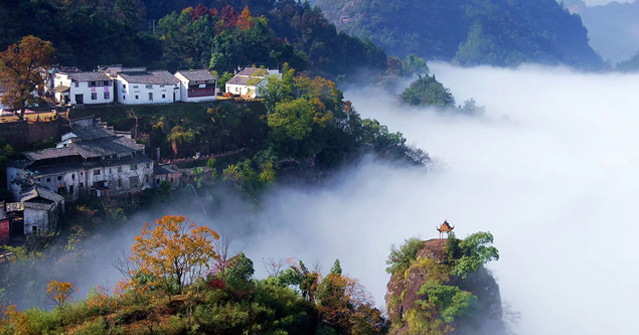 齊雲山古稱白岳，與黃山南北相輝映，歷史上有“黃山白岳相對峙，細看從來無厭時”的美譽。