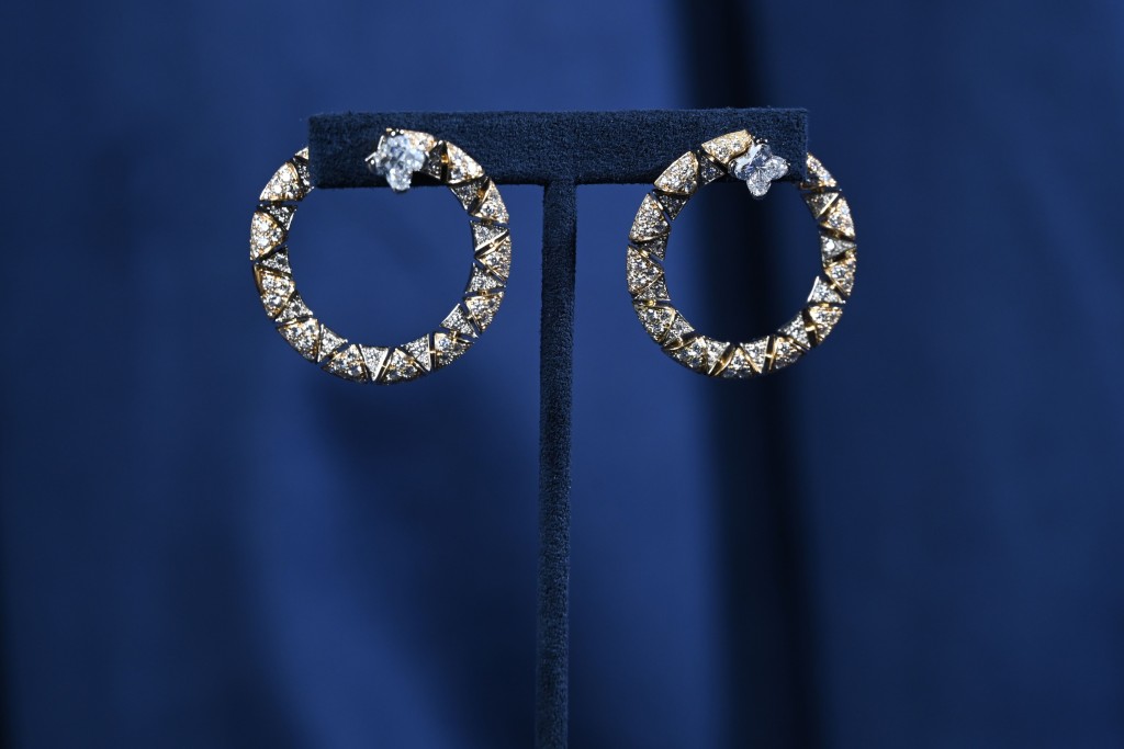 Destiny鉑金及黃金耳環/$905,000，鑲嵌兩顆Louis Vuitton Flower Cut鑽石。