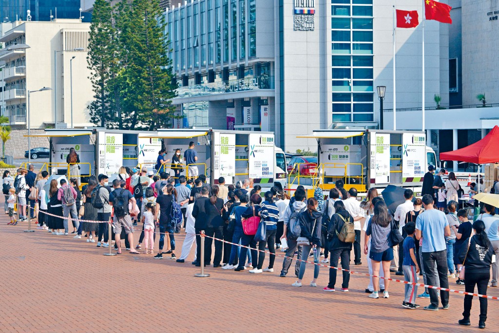 ■连日在爱丁堡广场的流动检测车，出现大批市民到场检测。