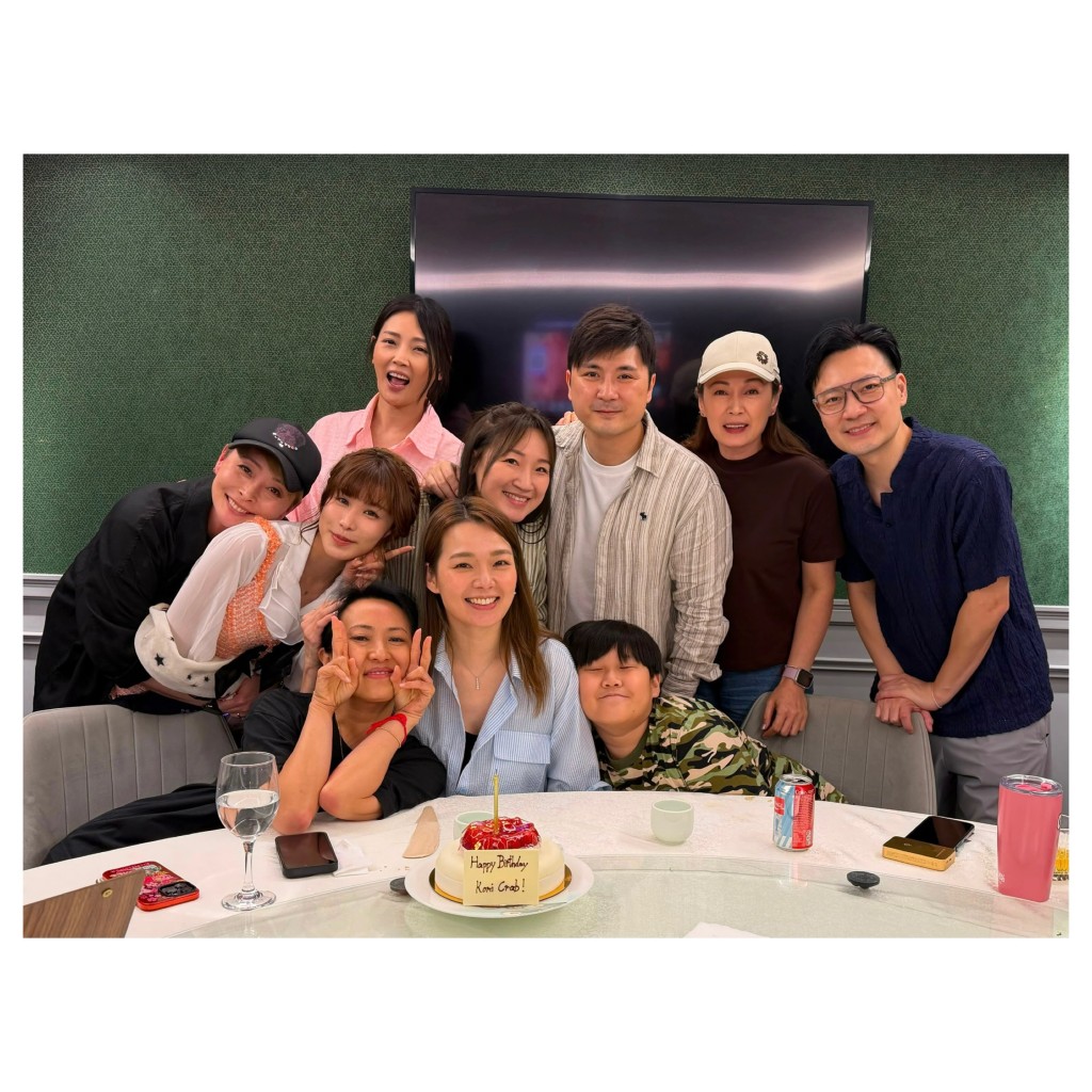 姚瑩瑩、古佩玲、何芷姍、李泳豪、沈可欣等為呂慧儀慶生。 姚瑩瑩、古佩玲、何芷姍、李泳豪、沈可欣等為呂慧儀慶生。