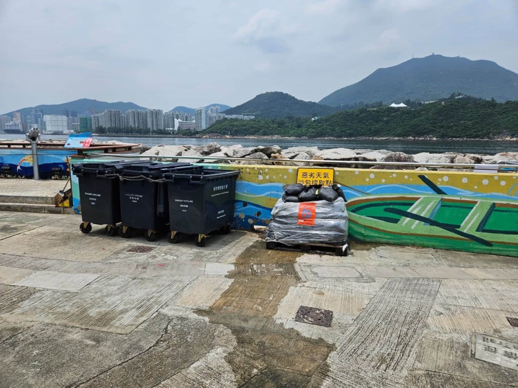 渠務署已於鯉魚門特定地點放置沙包,供有需要的居民取用。FB:下水水 渠務署已於鯉魚門特定地點放置沙包,供有需要的居民取用。FB:下水水
