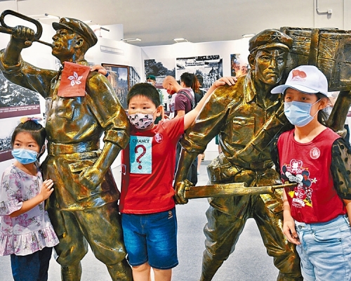 中國共產黨成立一百周年大型主題展覽揭幕，不少學童入場參觀。