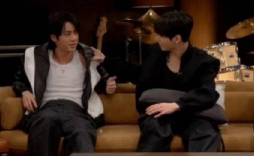 講到Jin因忙於個人巡演未能參與創作時，他表情變嚴肅，Jungkook則拍拍其肩膊以示安慰。