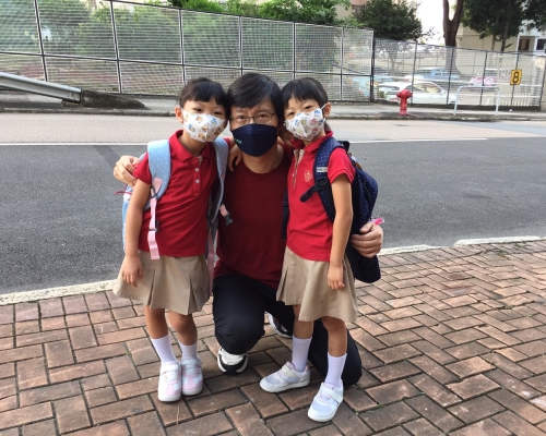 Mark哥除咗重視工作,對兩位千金亦都十分照顧。