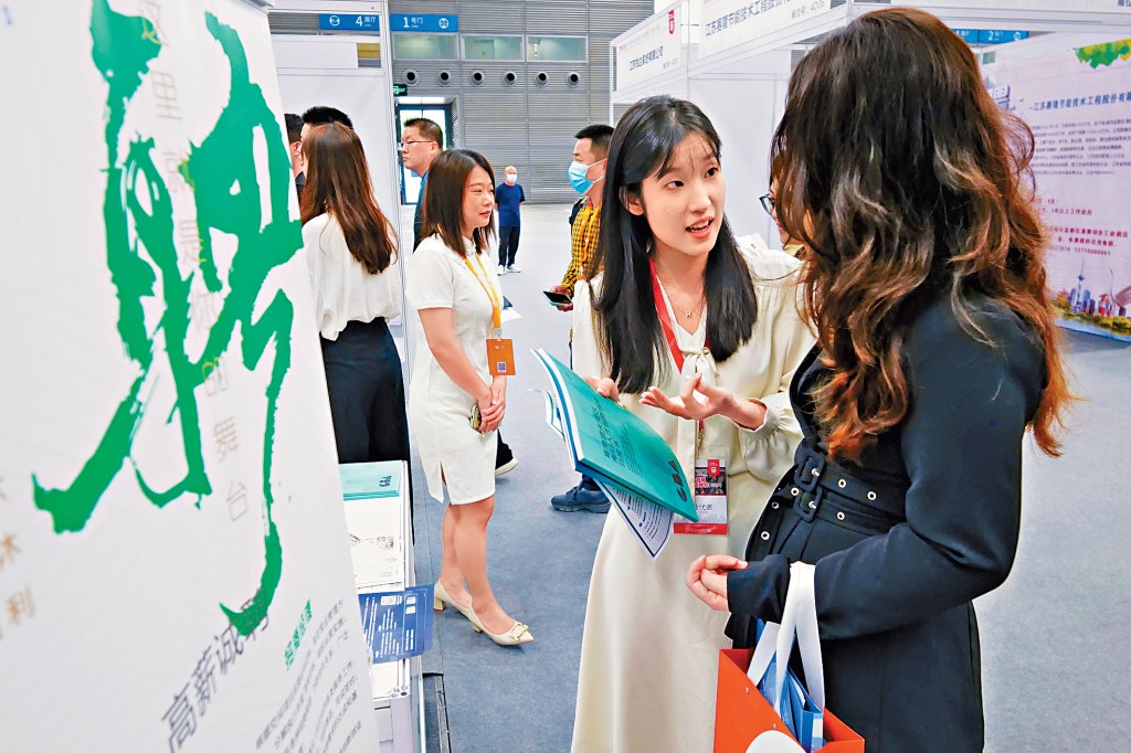 深圳出招搶人才，圖為2023第十五屆海歸人才招聘會深圳現場。