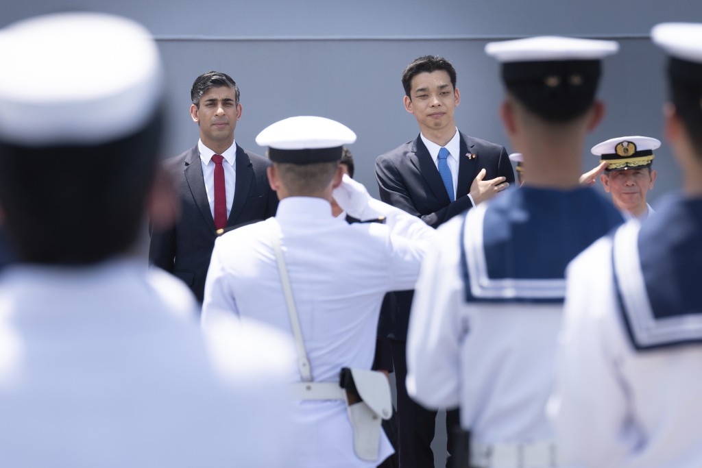 辛偉誠周四抵達東京訪問當地一座海軍基地。美聯社