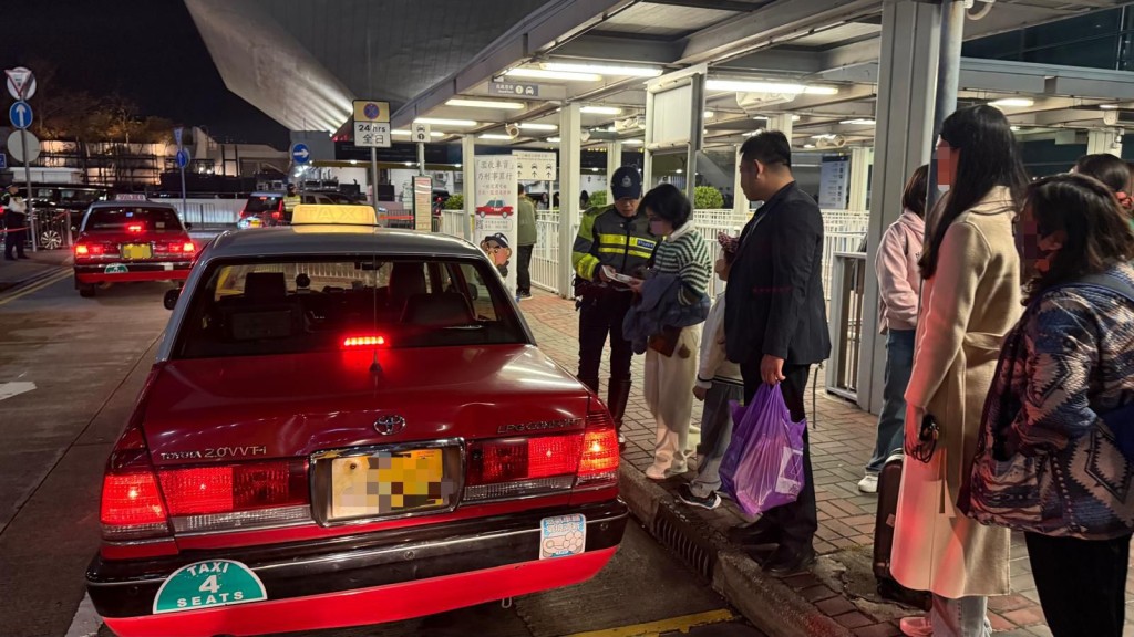 警西九龍打擊「黑的」 截83輛載客的士 向遊客派發宣傳單張。警方圖片